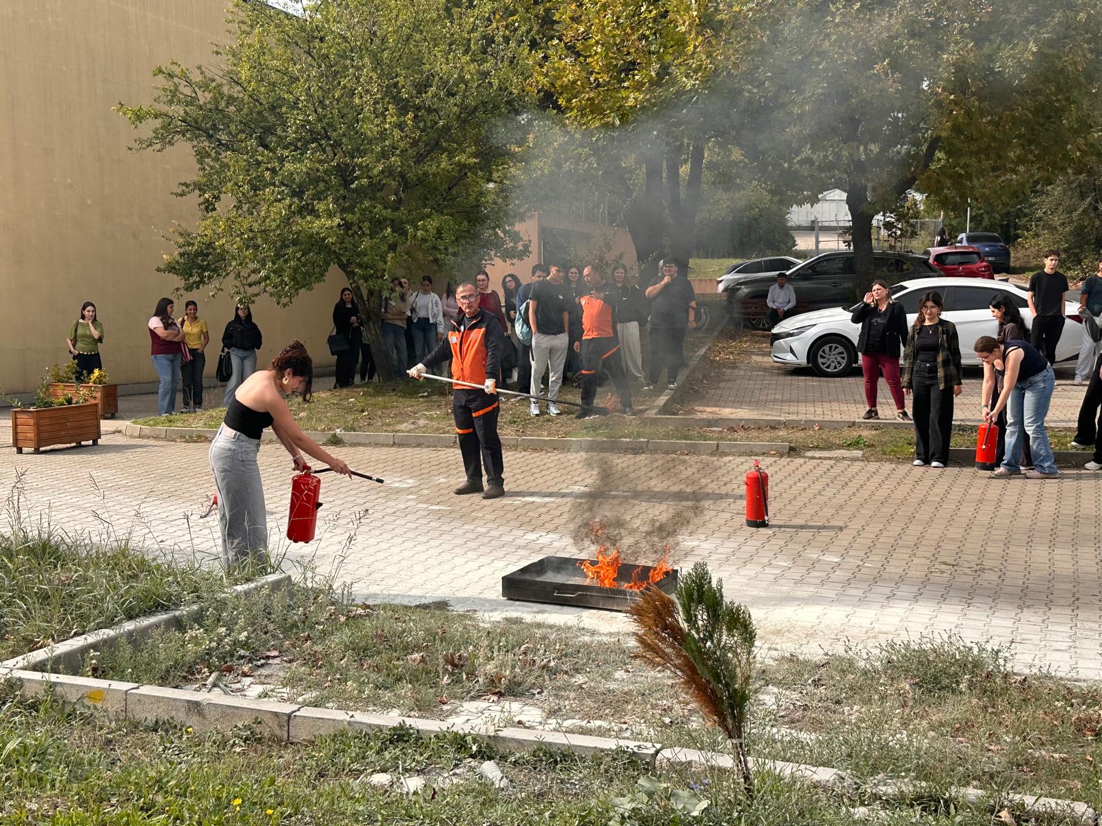 Kimya Bölümü 1. Sınıf Öğrencilerine Temel Yangın Eğitimi Verildi